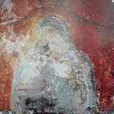 Sappiamo comunque (attraverso il libro e le foto di Antonella Calderazzi �L�architettura rurale in Puglia: le masserie�) che la cappella � a navata unica e che nella cavit� del transetto � custodito un affresco greco-bizantino raffigurante la Vergine con Bambino, avvolta da un mantello azzurro e dipinta su uno sfondo rosso scuro